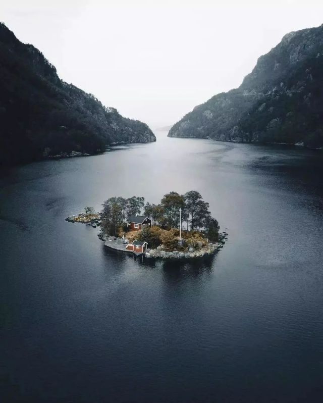 Small Island House Mountains Lake Landscape