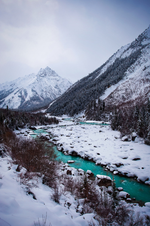 Mountainous Landscape Turquoise River Valley